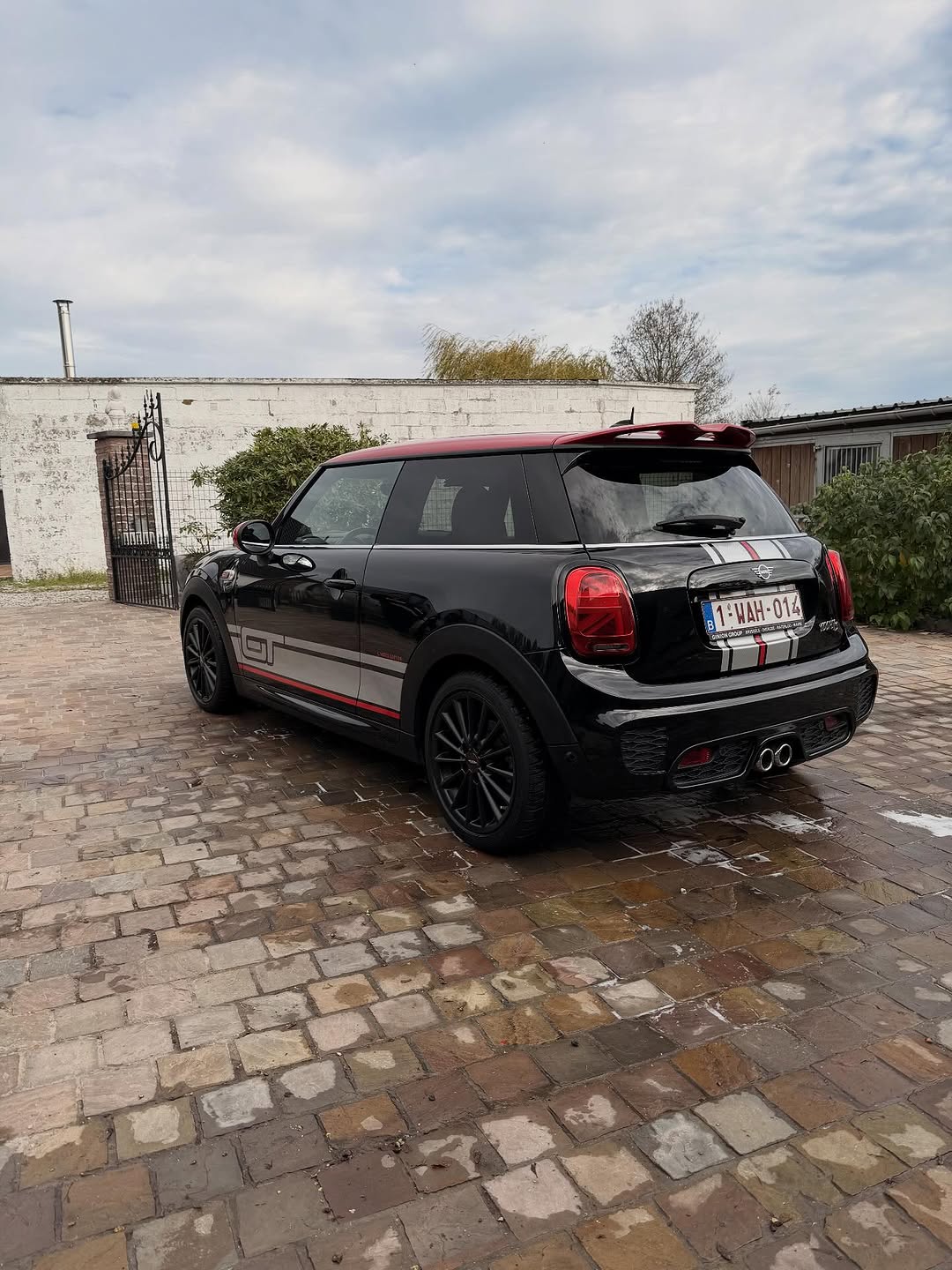 Detailing Mini Cooper JCW noire vue arrière Belgique