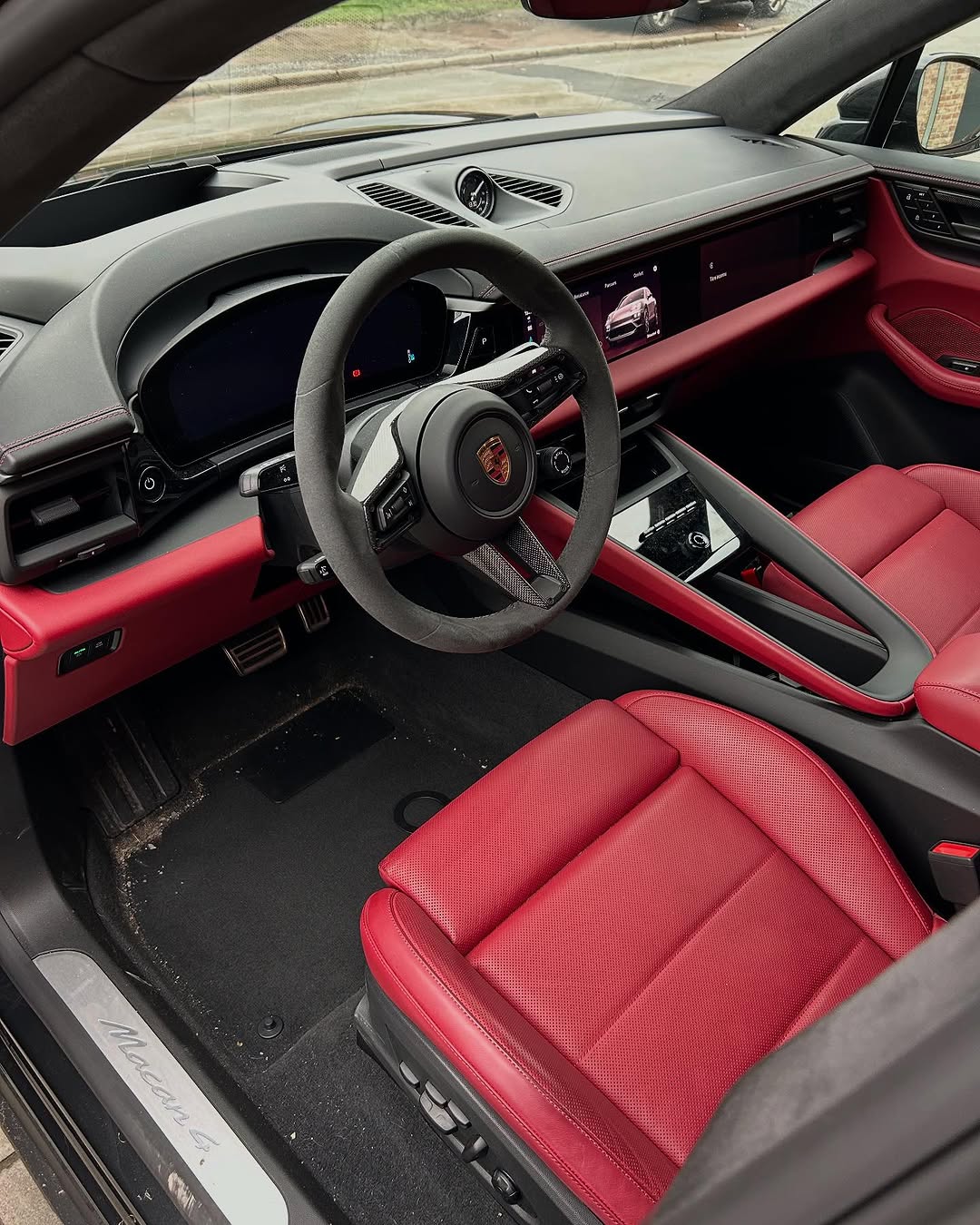 Detailing intérieur rouge Porsche Macan volant Belgique